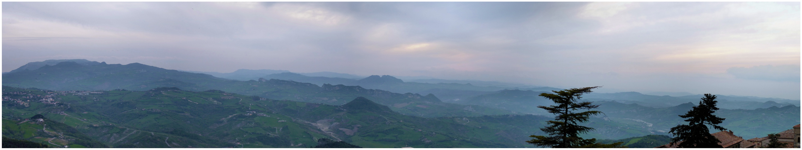 Blick auf das Montefeltro von San Marino aus