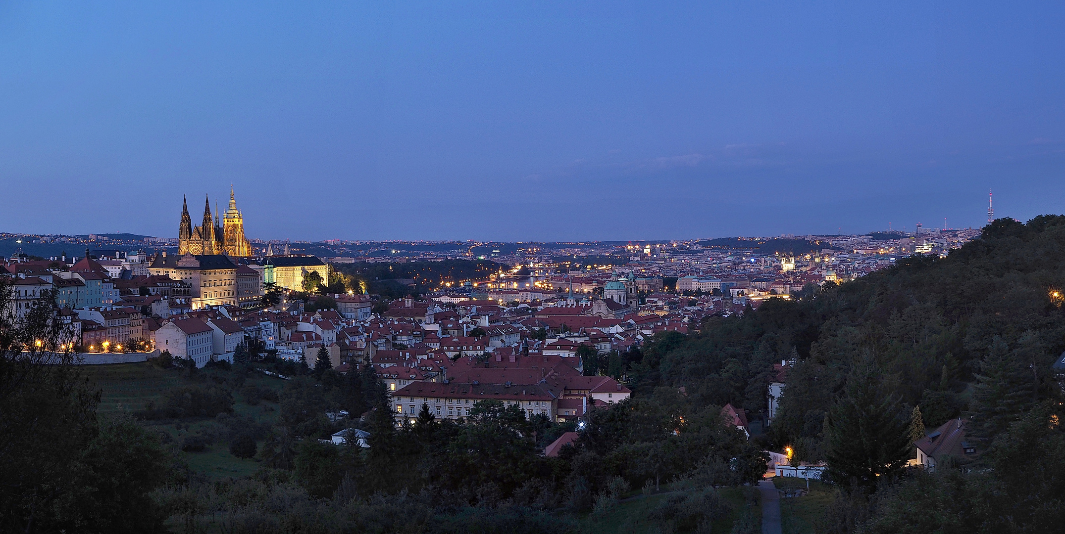 Blick auf das nächtliche Prag