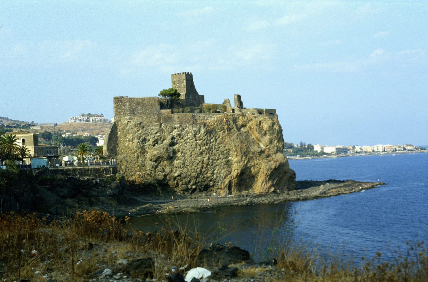 Blick auf das normannische Kastell Aci Castello 