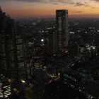 Blick auf das Park Hyatt Hotel Tokyo in der Dämmerung