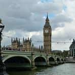 Blick auf das Parlamentsgebäude und den Glockenturm mit Big Ben