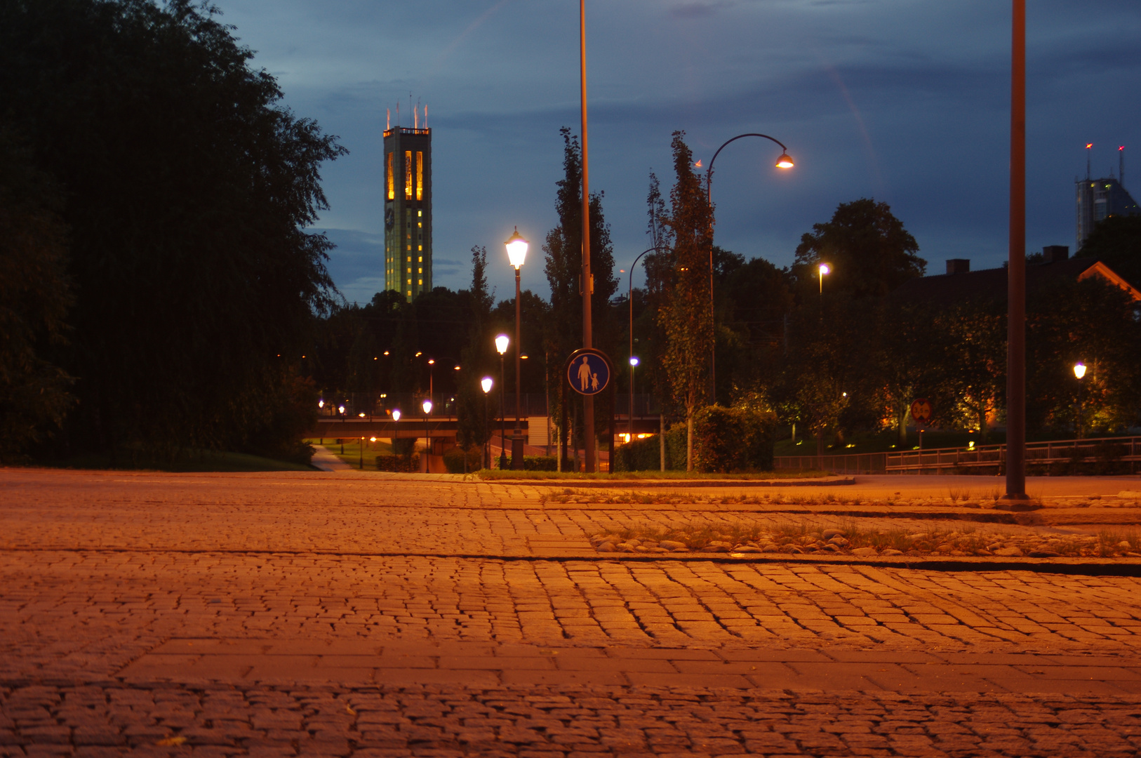 Blick auf das Rathaus von Västeras (Schweden) bei Dämmerung