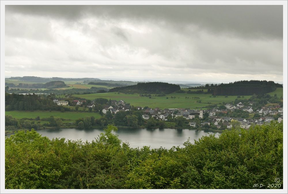 Blick auf das Schalkenmehrener Maar ...