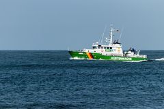 Blick auf das Schiff der Küstenwache von Norderney im Herbst