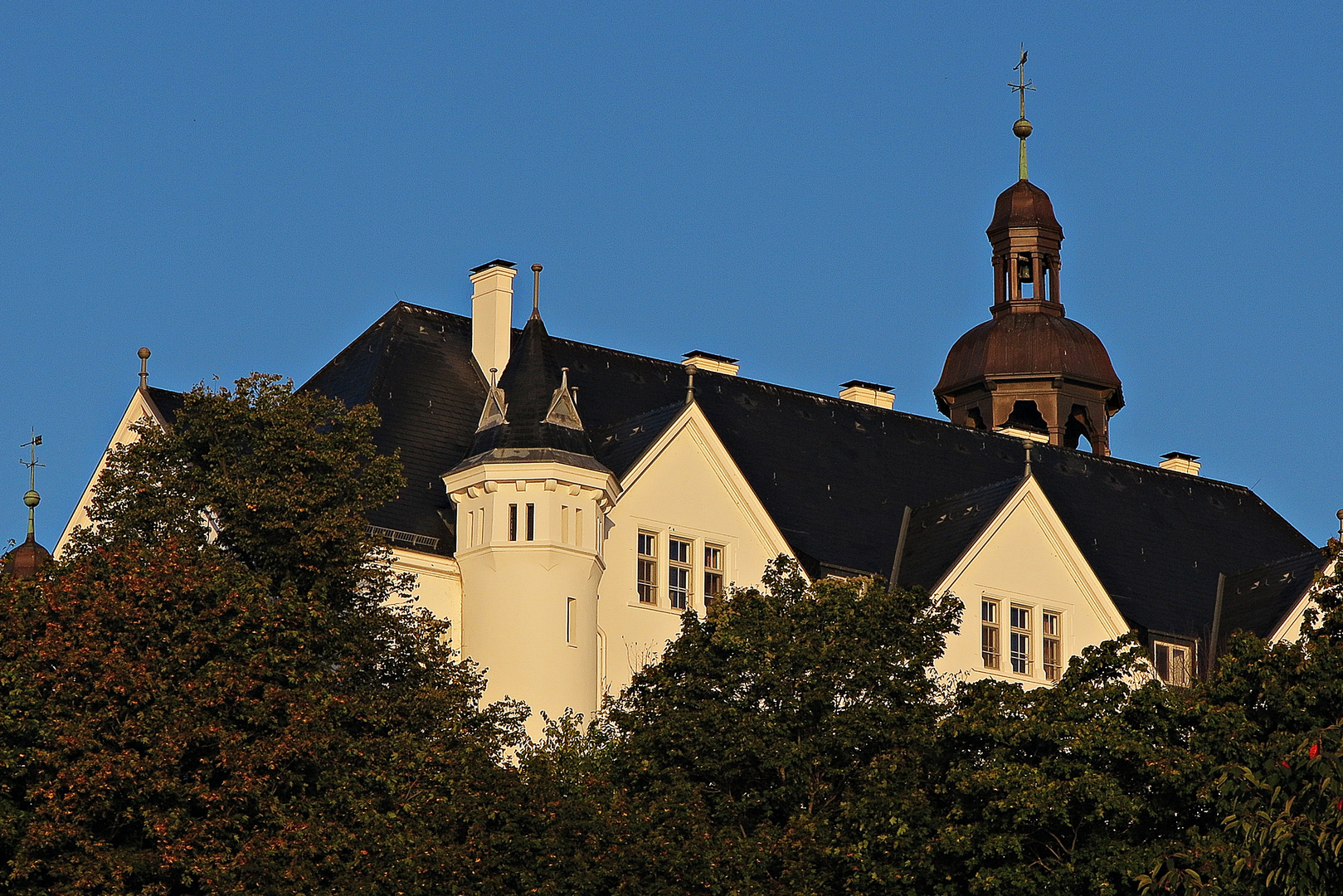 Blick auf das Schloss Plön von der Wasserseite aus