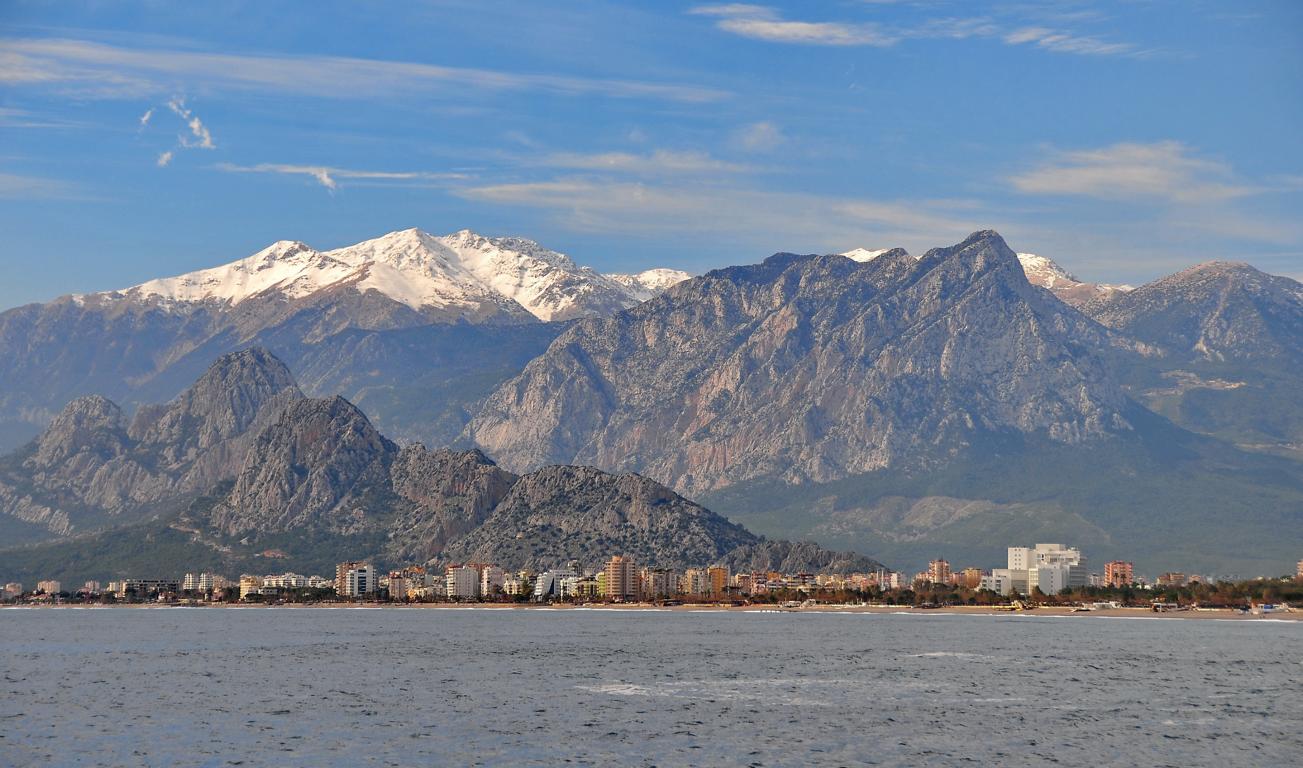 Blick auf das Taurus Gebirge, im Vordergrund eine Teilansicht von Antalya