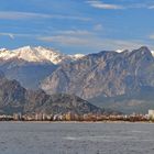 Blick auf das Taurus Gebirge, im Vordergrund eine Teilansicht von Antalya