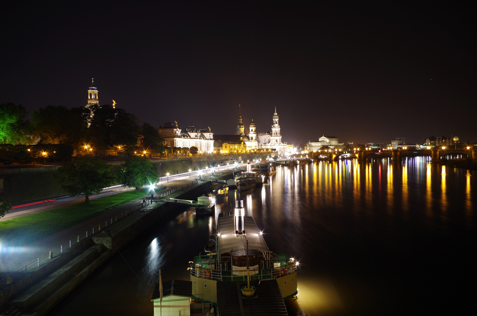 Blick auf das Terassenufer mit der Sächsische Dampfschiffahrt