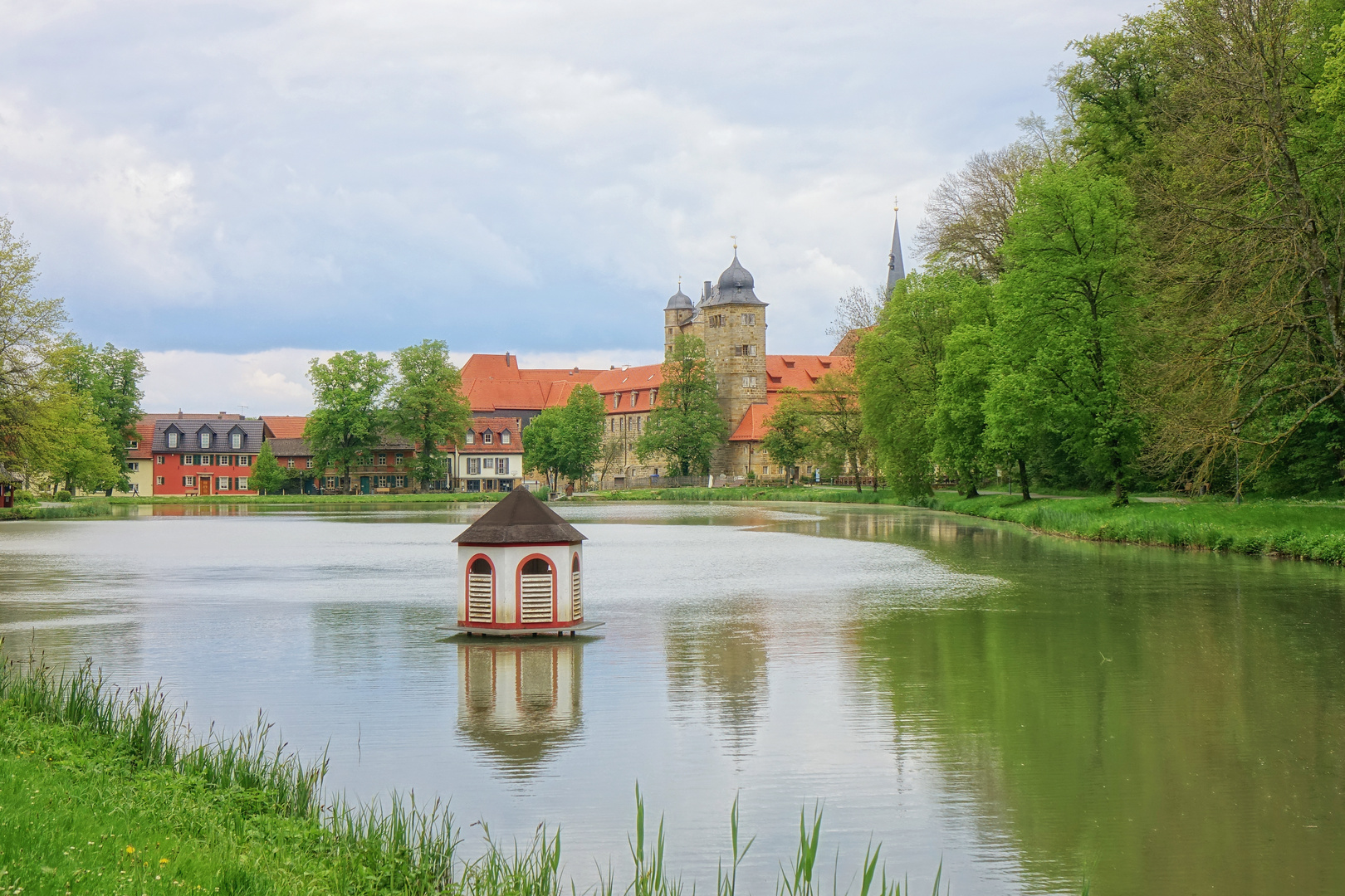 Blick auf das Thurnauer Schloss ...