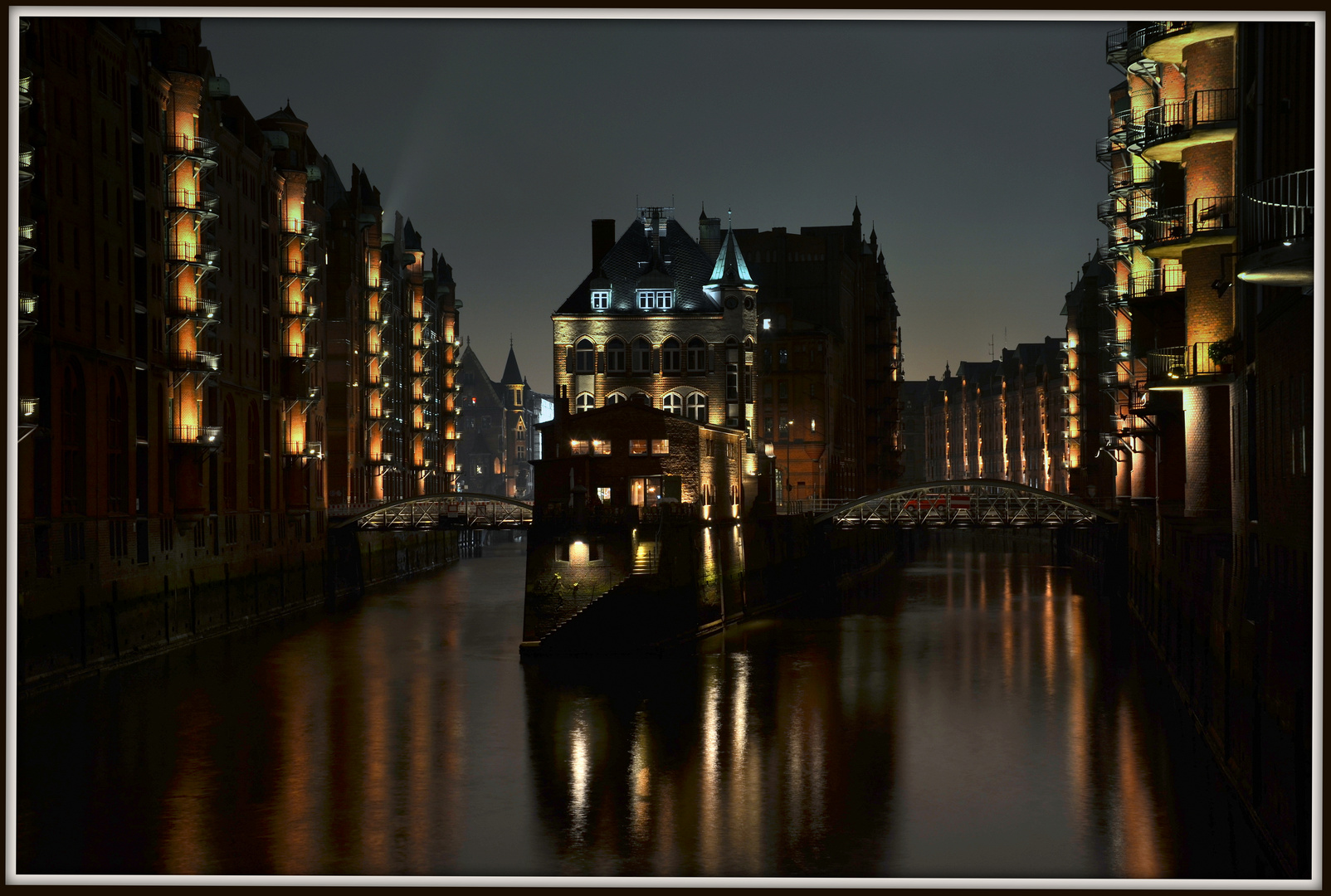 Blick auf das Wasserschloss von der Poggenmühlenbrücke - Hamburg - Deutschland