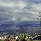 Blick auf das wolkenverhangene Gebirge Malias.