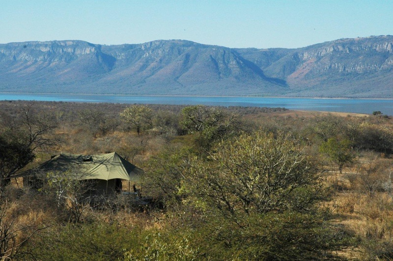 Blick auf das "Zelt" in der Landschaft,dahinter der Jozini-See und die Lebombo-Berge.