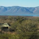 Blick auf das "Zelt" in der Landschaft,dahinter der Jozini-See und die Lebombo-Berge.