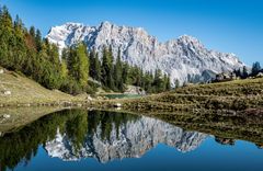 Blick auf das Zugspitzmassiv am und im Seebensee