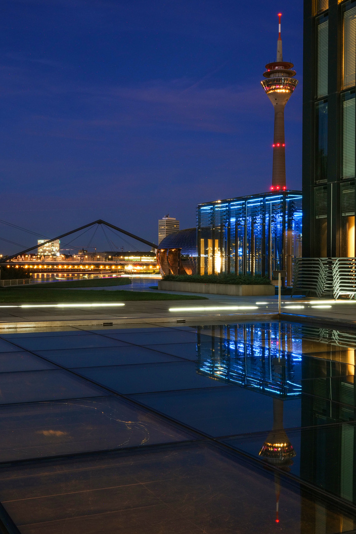 Blick auf dem Rheinturm in Düsseldorf