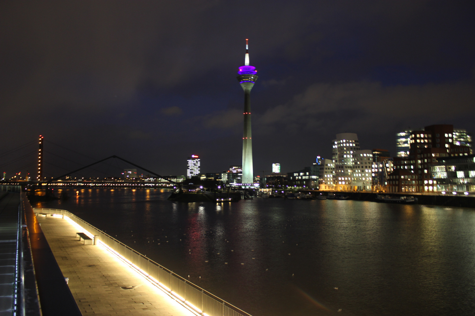 Blick auf dem Rheinturm Medienhafen Düsseldorf