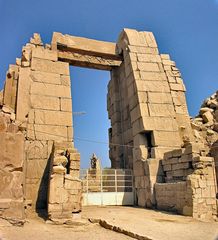 Blick auf den 10. Pylon vom Karnak-Tempel außerhalb der Umfassungsmauer.