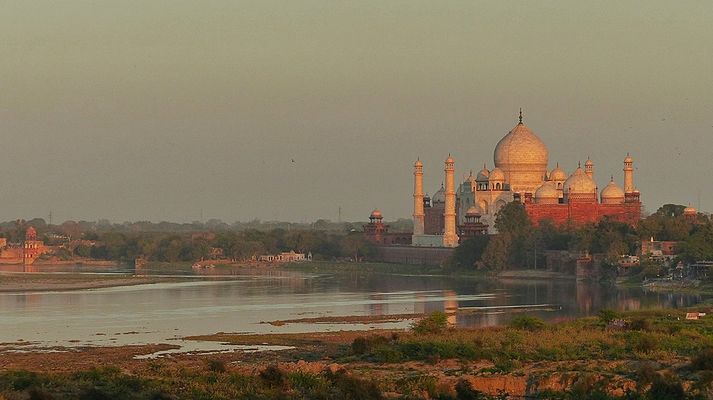 Blick auf den abendlichen Taj Mahal..