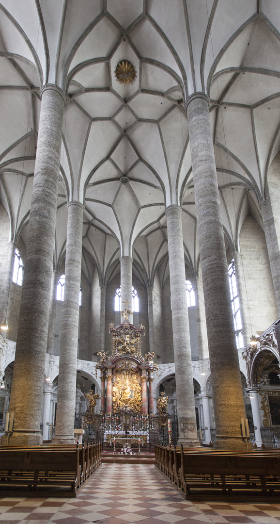 Blick auf den Altar der Franziskanerkirche