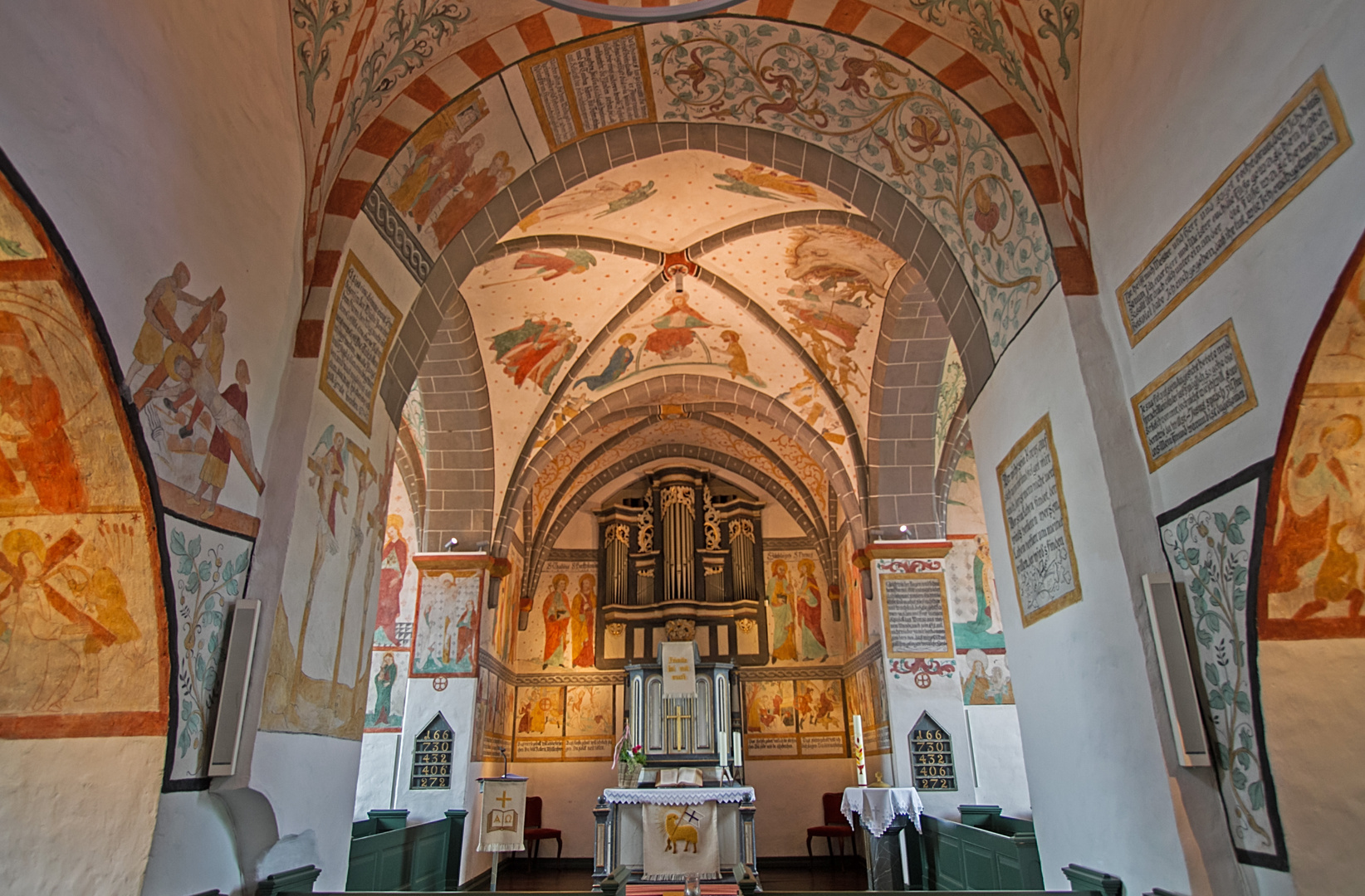 Blick auf den Altar in der "Bonte Kerk" Lieberhausen