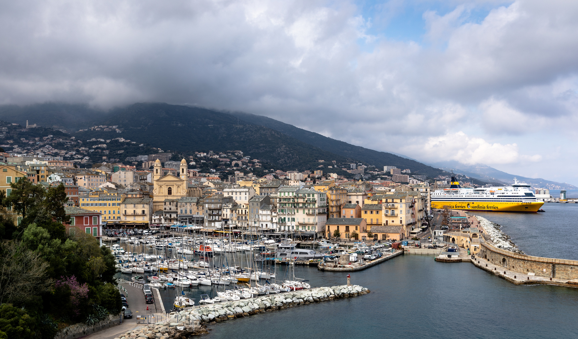 Blick auf den alten Hafen von Bastia