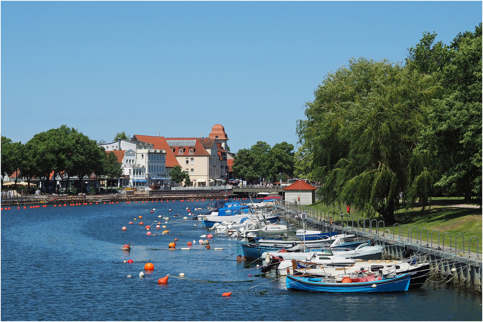 Blick auf den Alten Strom in Warnemünde