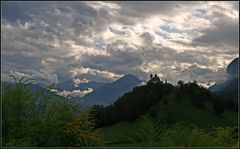 Blick auf den Arzler Kalvarienberg nach einem Gewitter