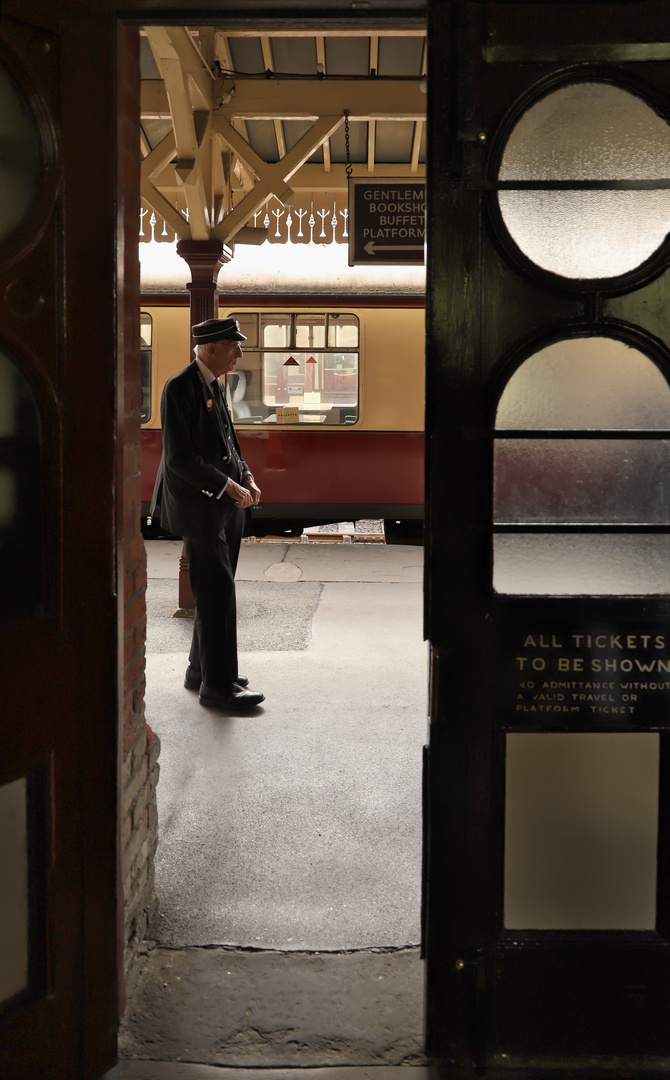 Blick auf den Bahnsteig (2019_05_02_EOS 6D Mark II_2034r_ji)