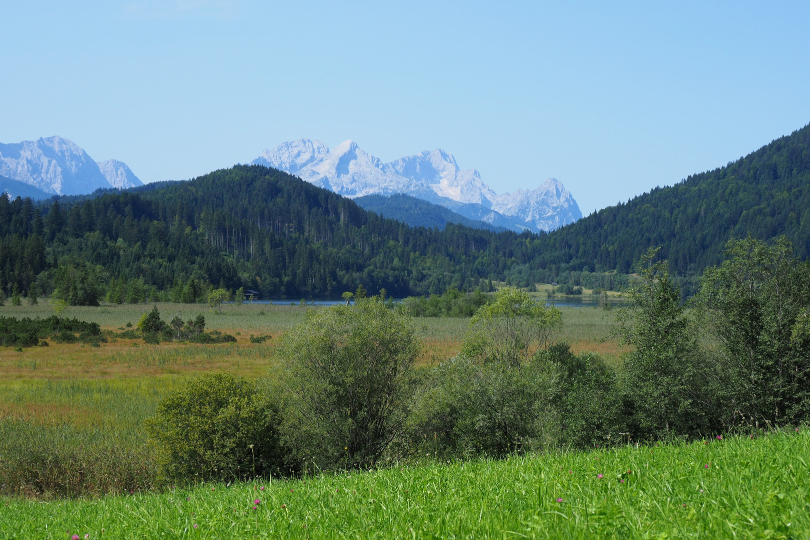 Blick auf den Barmsee, die Zugspitze und Alpspitz