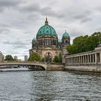Blick auf den Berliner Dom, mit Durchblick auf die Spree, der Dom liegt am...