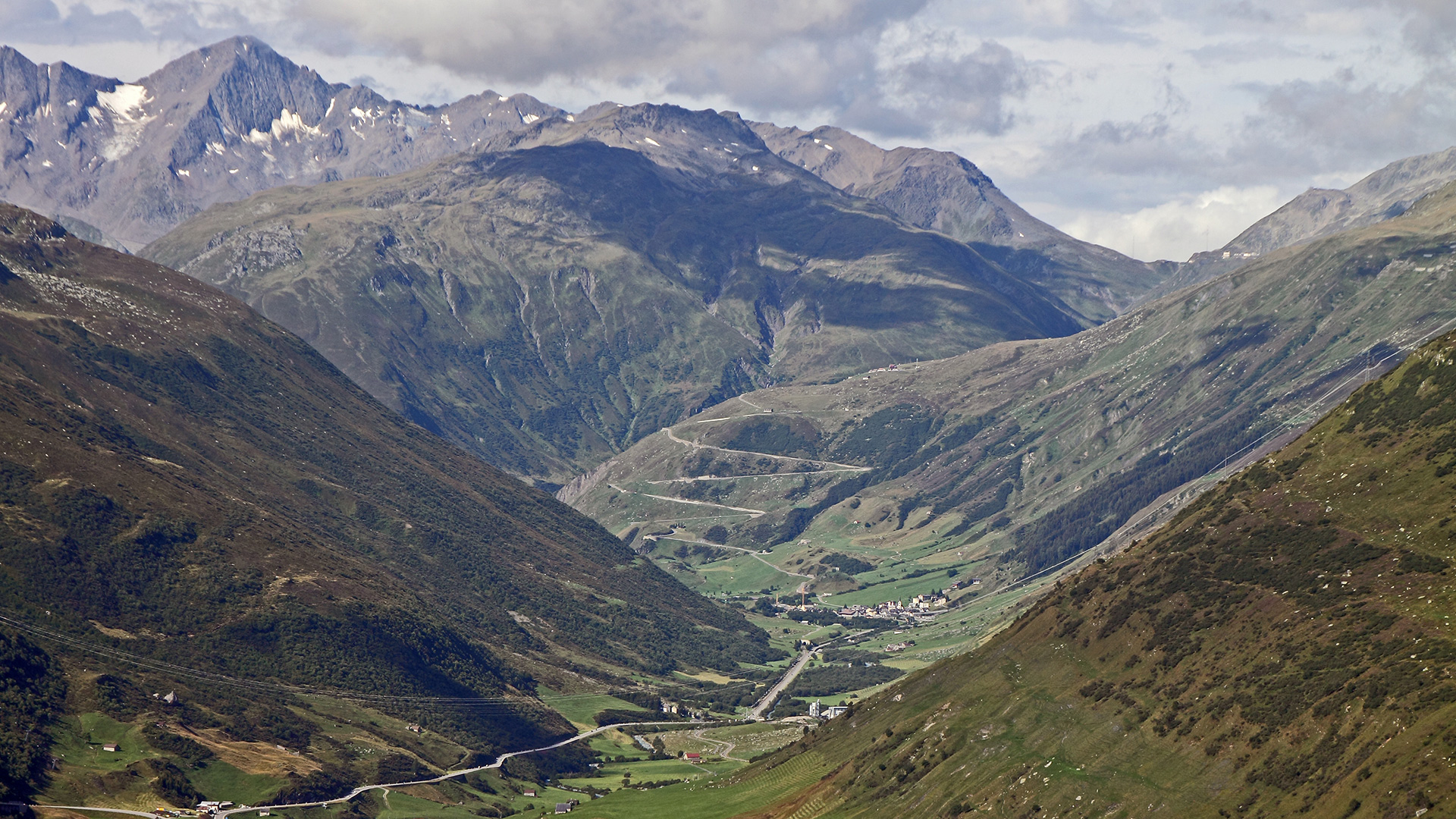 Blick auf den berühmten Furkapass, der in der Schweiz...