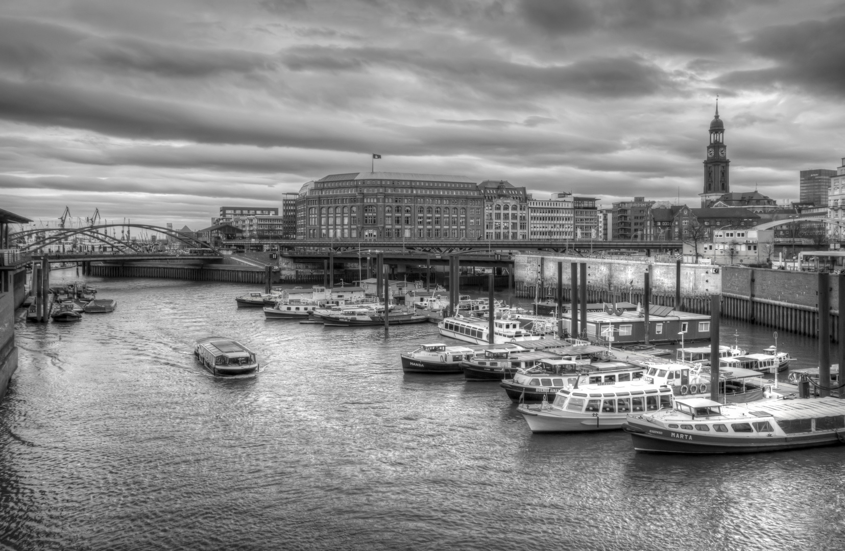 Blick auf den Binnenhafen und das Slomanhaus