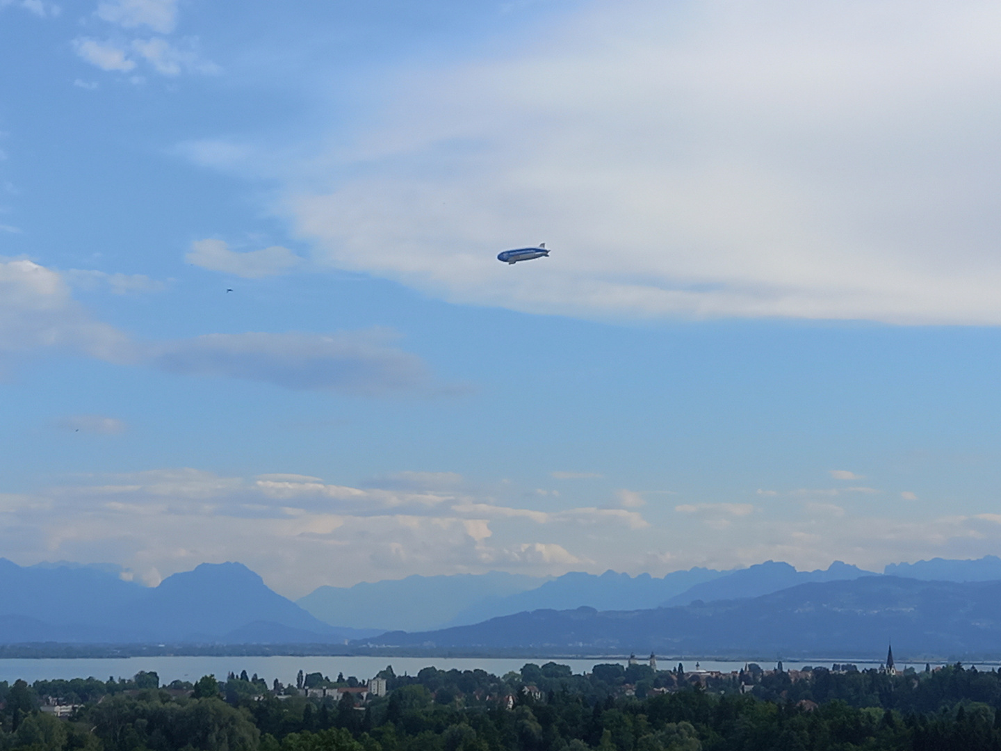 Blick auf den Bodensee mit Zeppelin