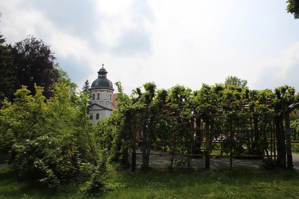 Blick auf den Bogengang und die Schloßkirche