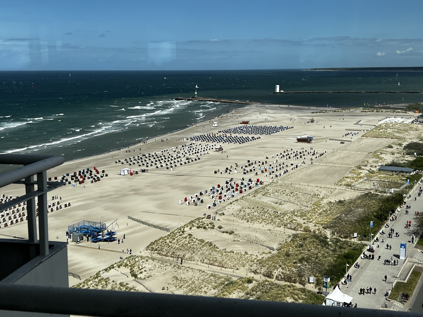 Blick auf den breiten Strand von WARNEMÜNDE