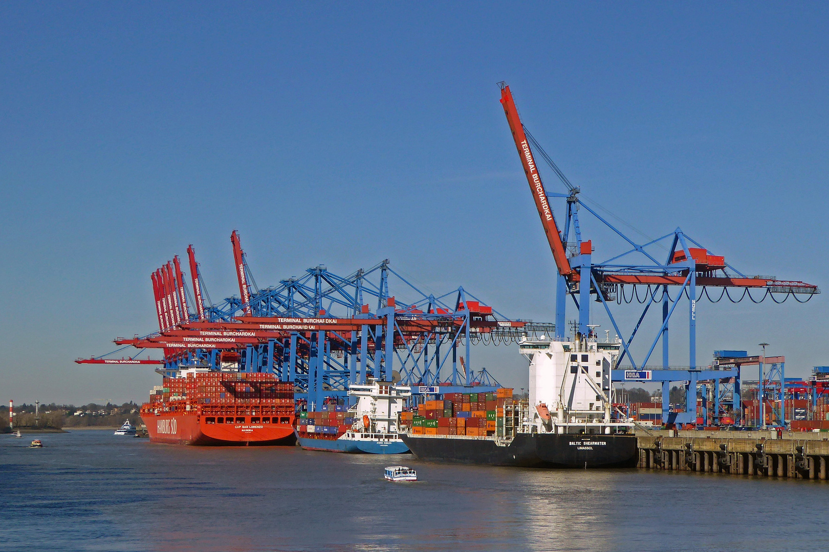 Blick auf den Burchard-Kai im Waltershofener Hafen