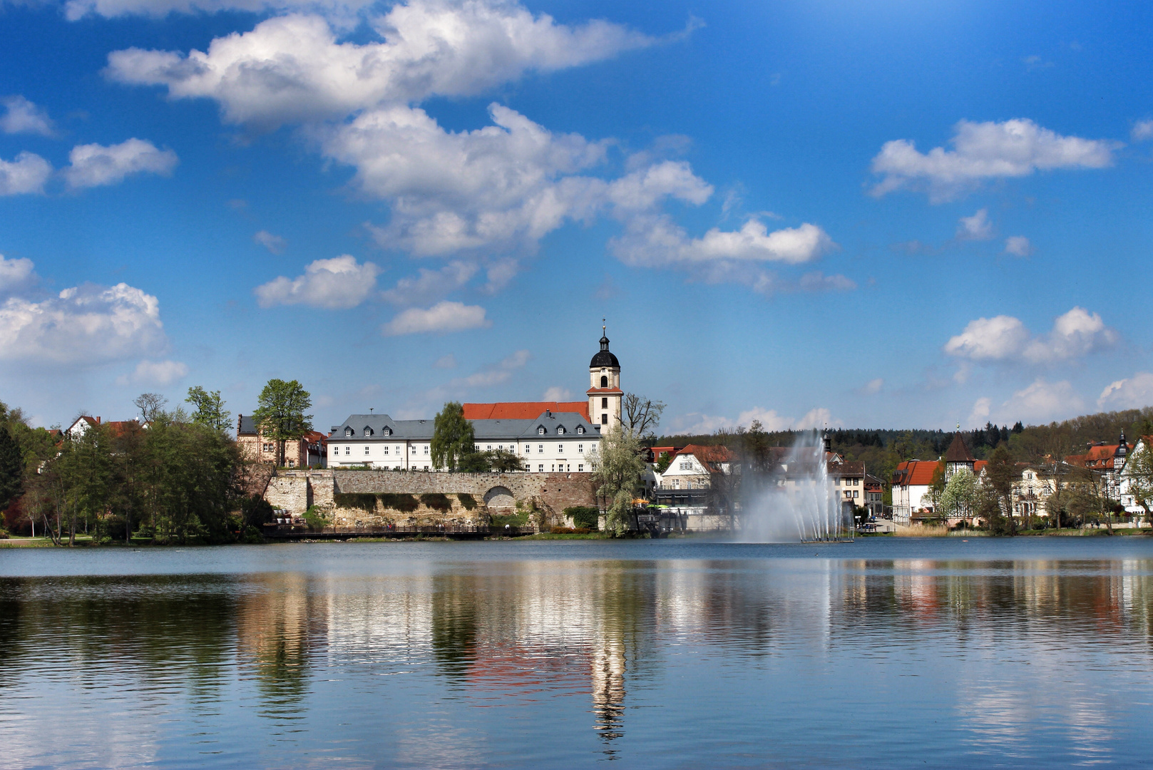 Blick auf den Burgsee und das Stadtbild von Bad Salzungen/Thüringen