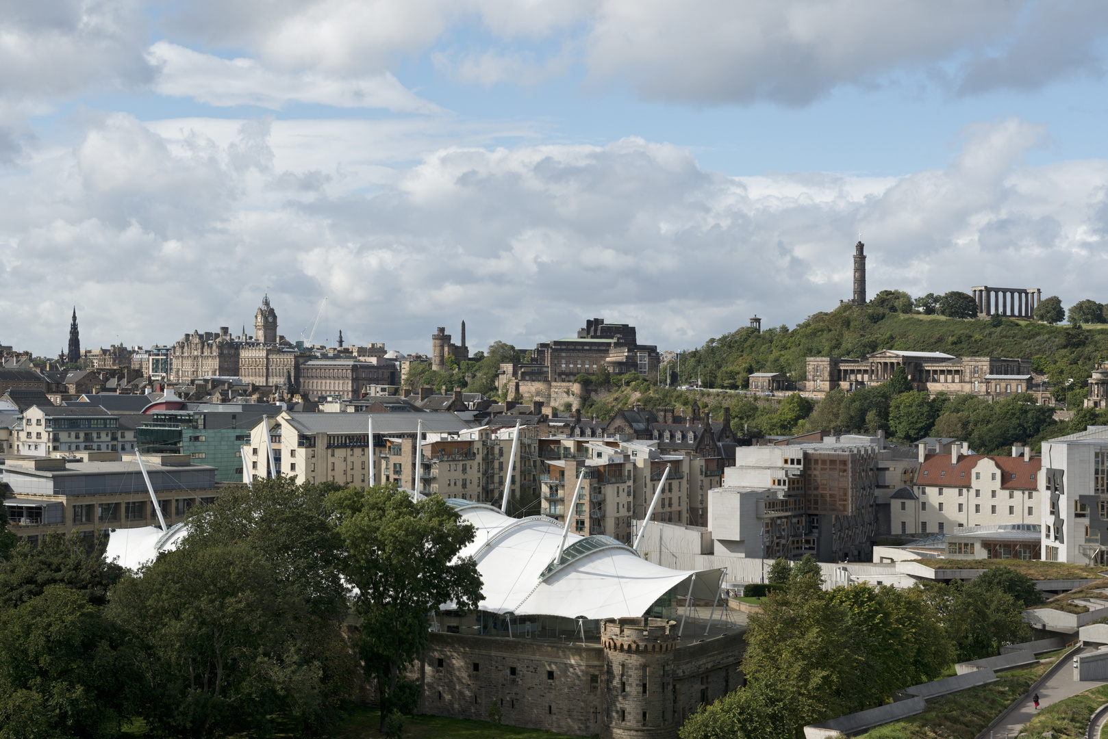 Blick auf den Calton Hill in Edinburgh