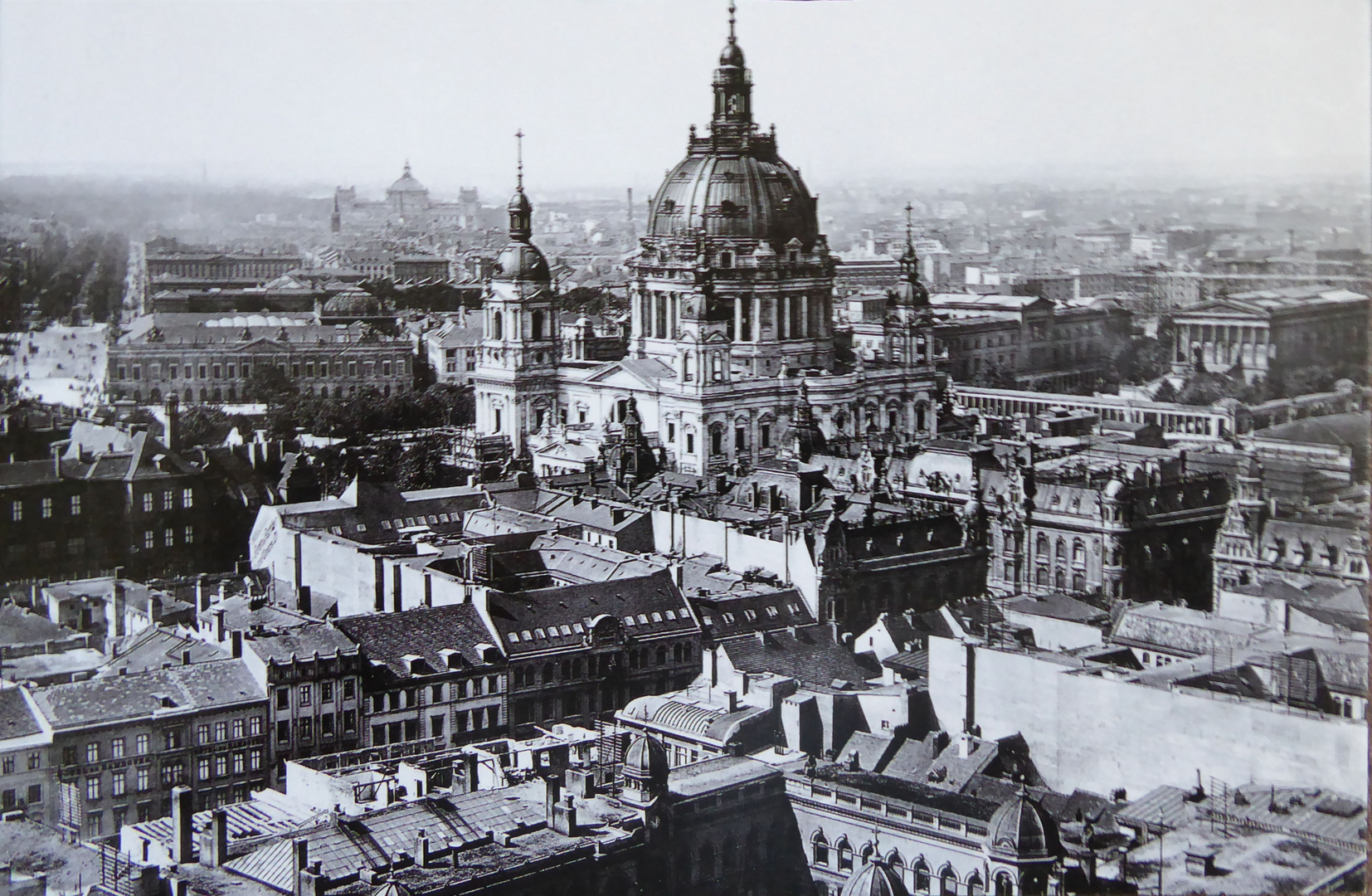 Blick auf den Dom in Berlin vom Rathausturm