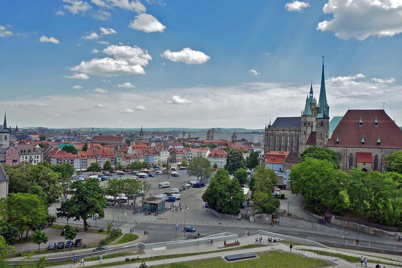 Blick auf den Dom und Domplatz in Erfurt