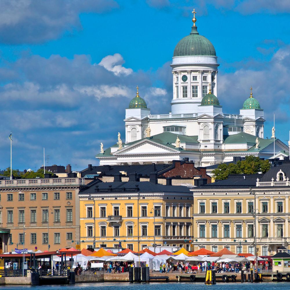 Blick auf den Dom von Helsinki vom Hafen aus.