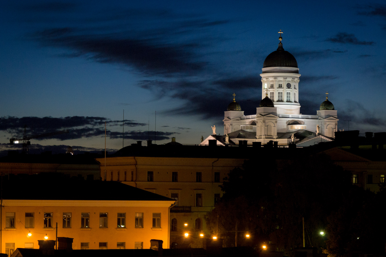 Blick auf den Dom von Helsinki von der Uspenski-Kathedrale