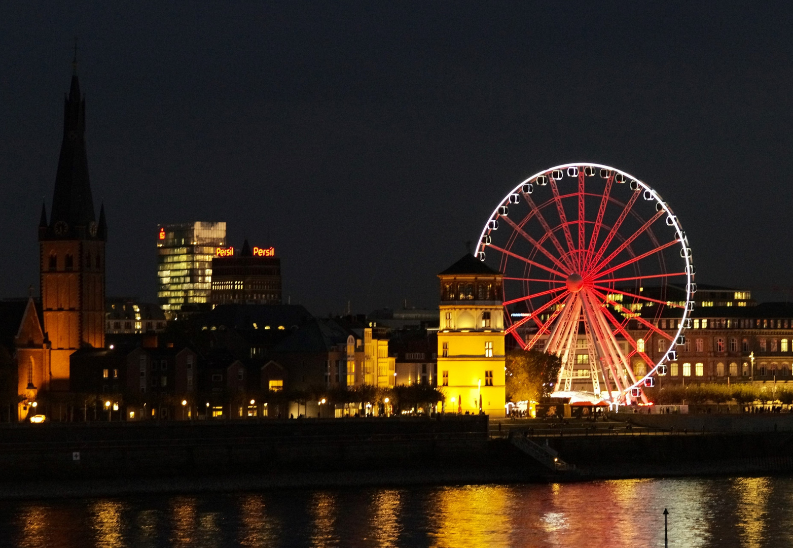 Blick auf den Düsseldorfer Schloßturm bei Nacht