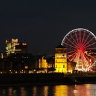 Blick auf den Düsseldorfer Schloßturm bei Nacht