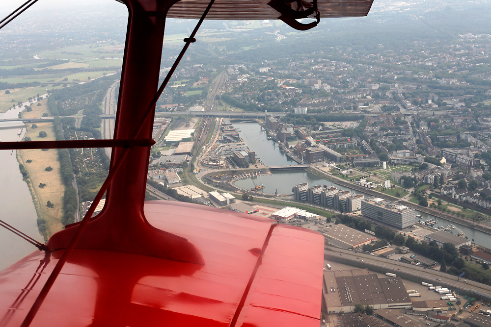 Blick auf den Duisburger Innenhafen aus der Antonov AN-2