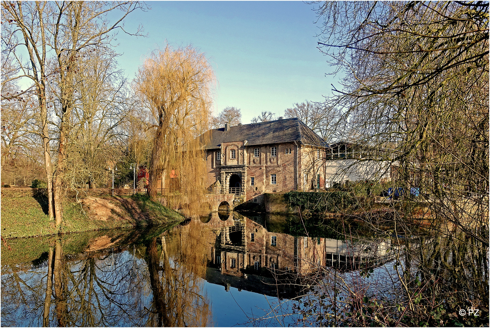 Blick auf den Eingang zum Schloss Rheydt ...