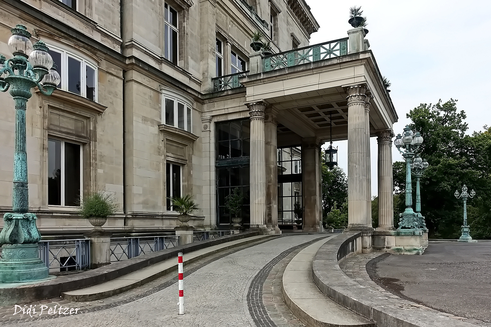 Blick auf den Eingang zur Villa Hügel ...