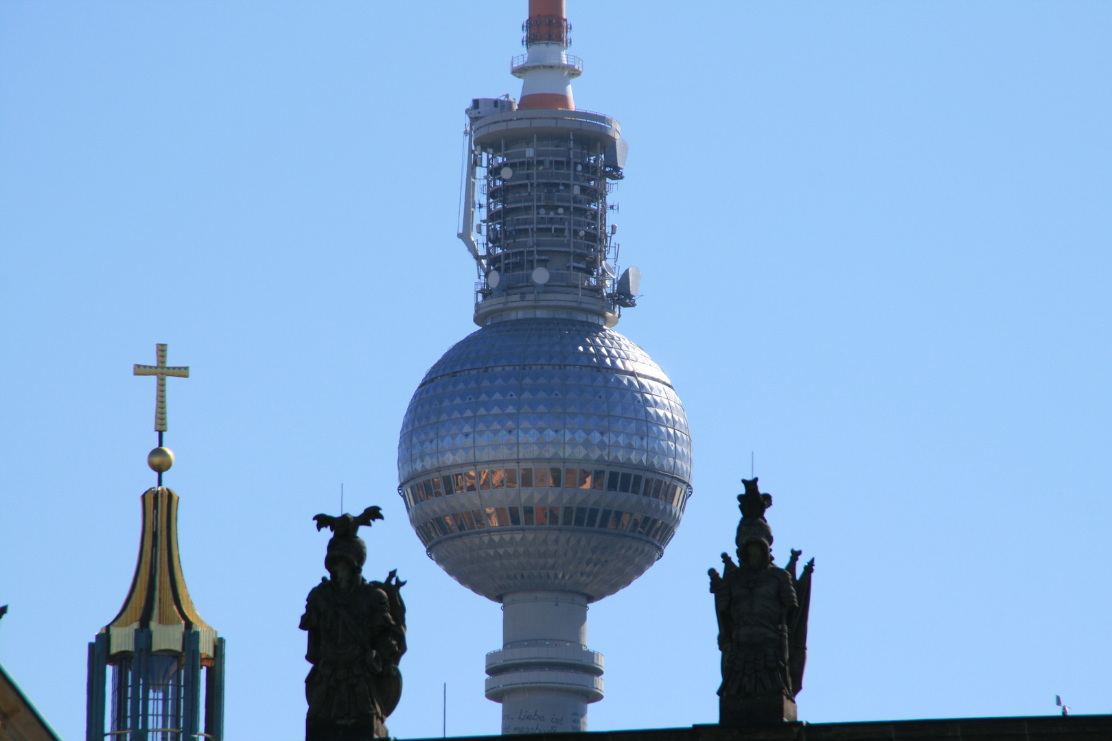 Blick auf den Fernsehturm auf dem Alexanderplatz