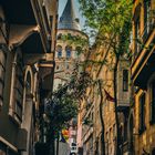 Blick auf den Galata-Turm mit einer der angrenzenden Straßen ...