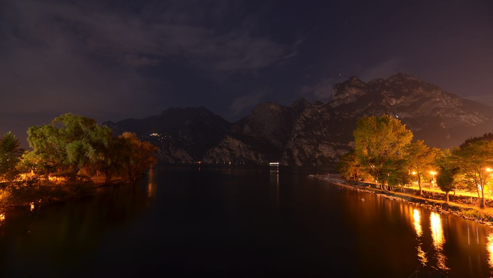 Blick auf den Gardasee bei Nacht